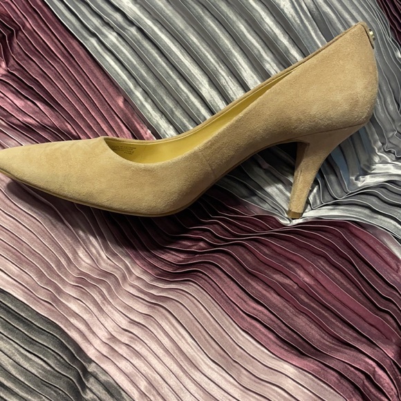 Michael Kors tan lady pumps/heels 9 1/2 - Picture 8 of 11